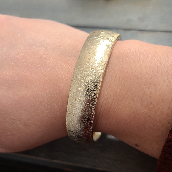 Hobe gold plate hinge bangle - Picture 2 of 4